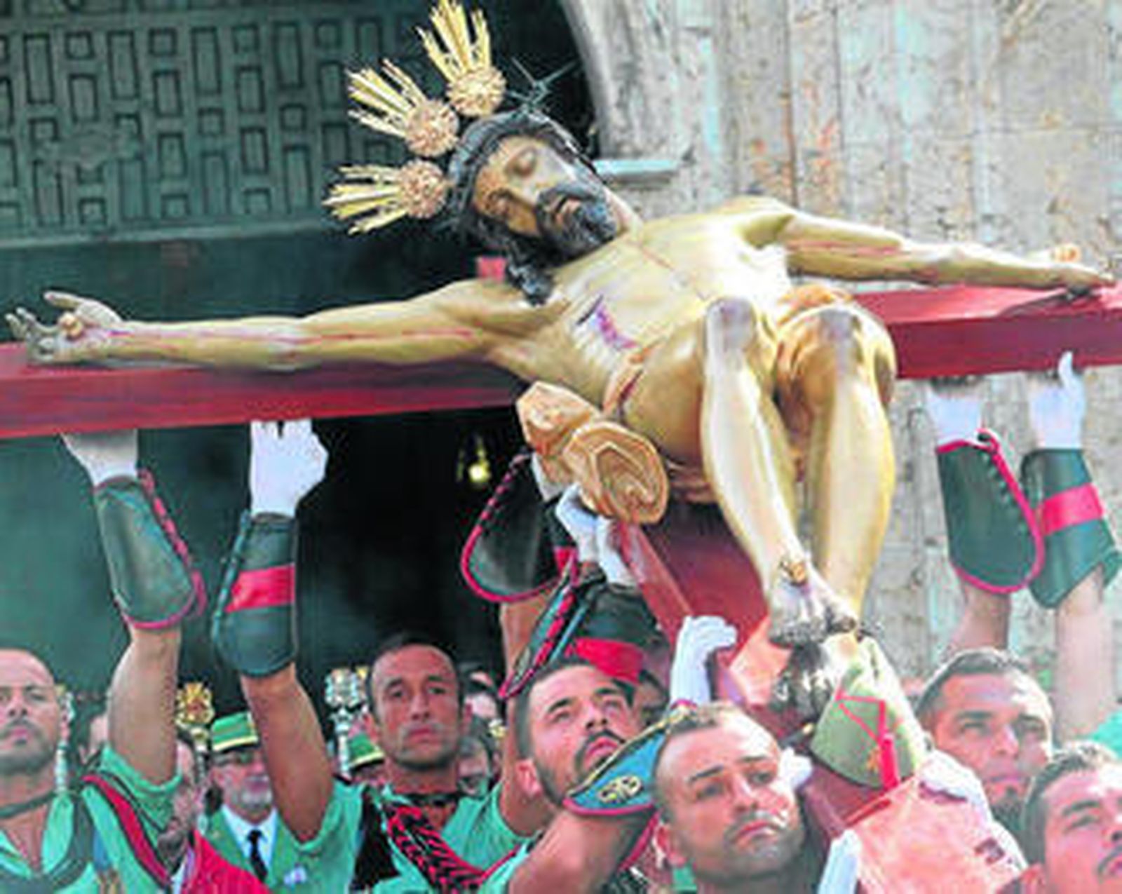 El Tercio Gran Capitán porta al Señor de la Caridad en su salida desde San Francisco.