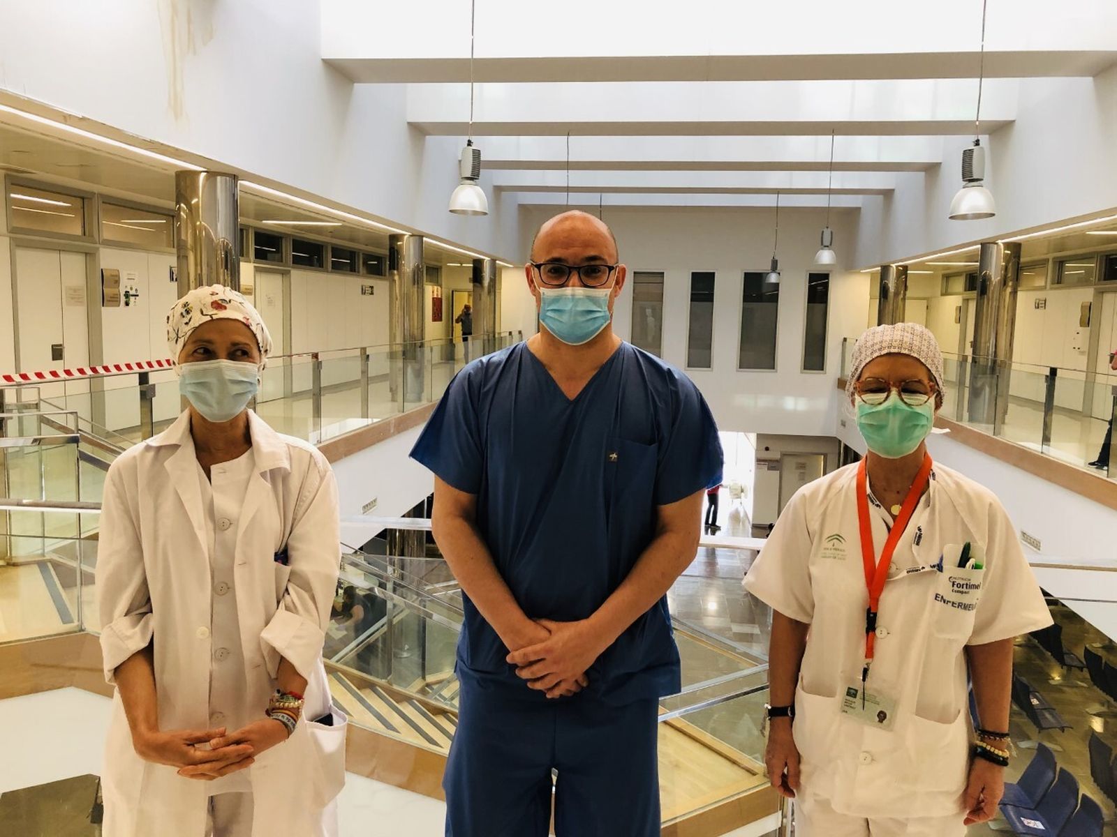 Lourdes Padilla, Ángel González y Roslía Rioja (de izq. a der), enfermeros del Hospital Clínico.