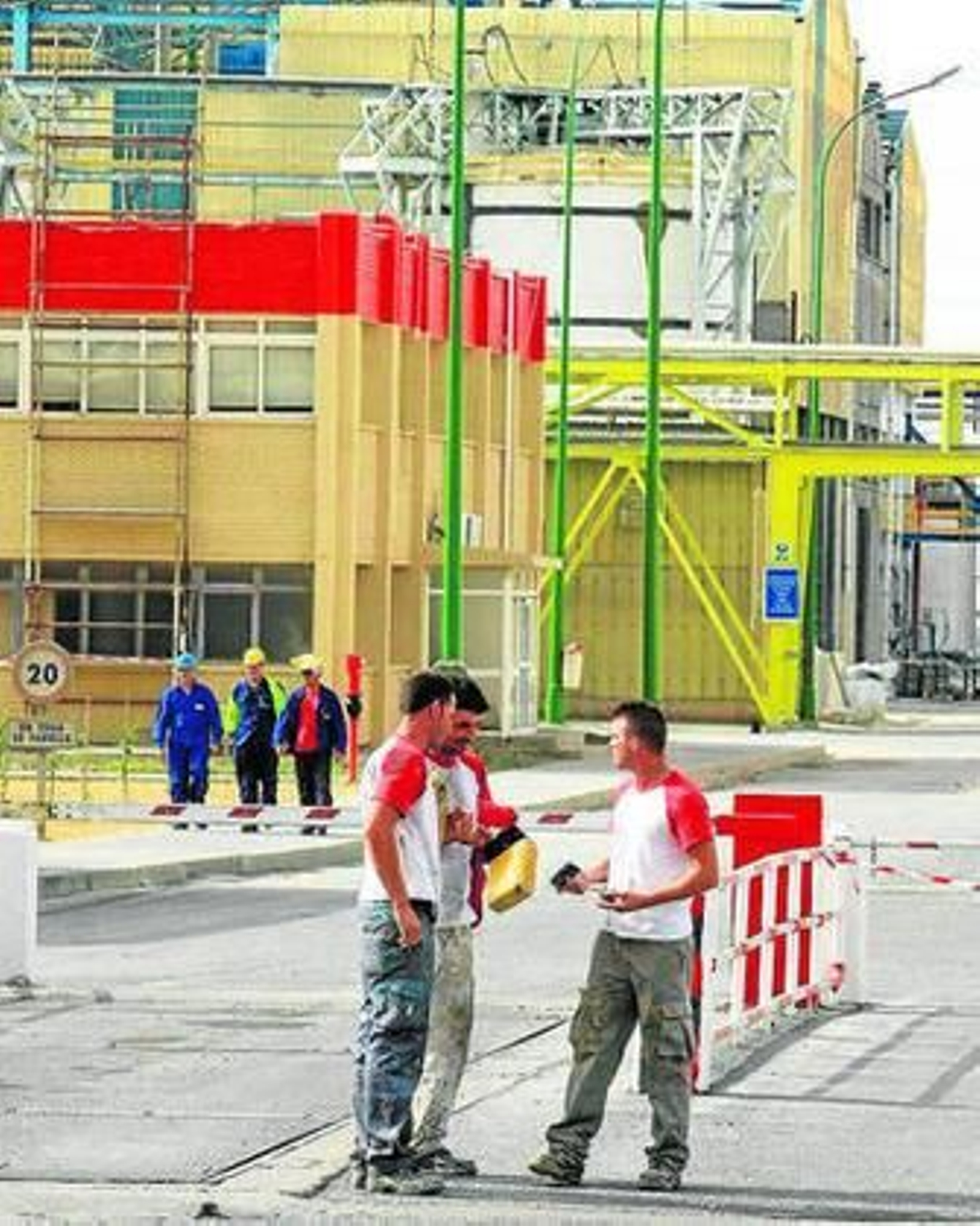 Algunos trabajadores, a las puertas de Fertinagro.