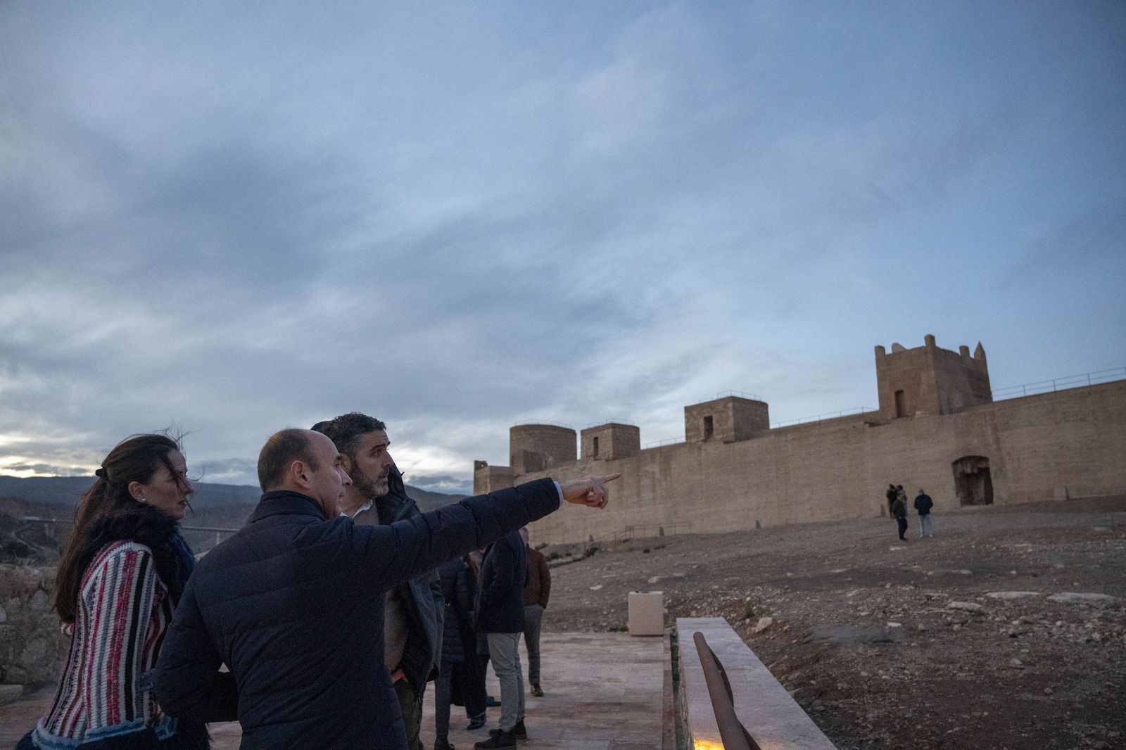 Las murallas del Cerro de San Cristóbal se encienden para iluminar Almería