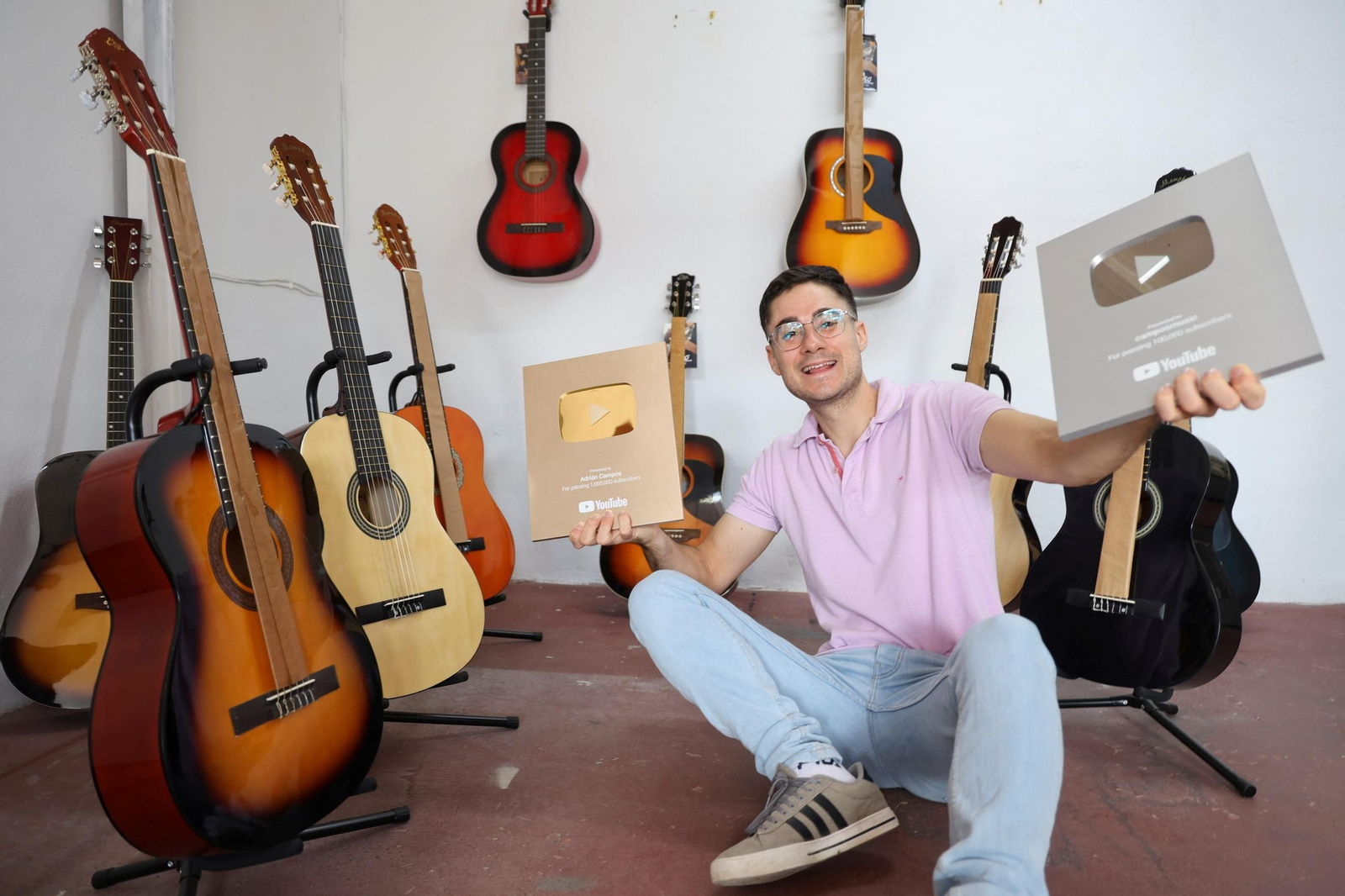 Las fotos de Adrián Campos, el malagueño que triunfa en TikTok y YouTube con sus clases de guitarra