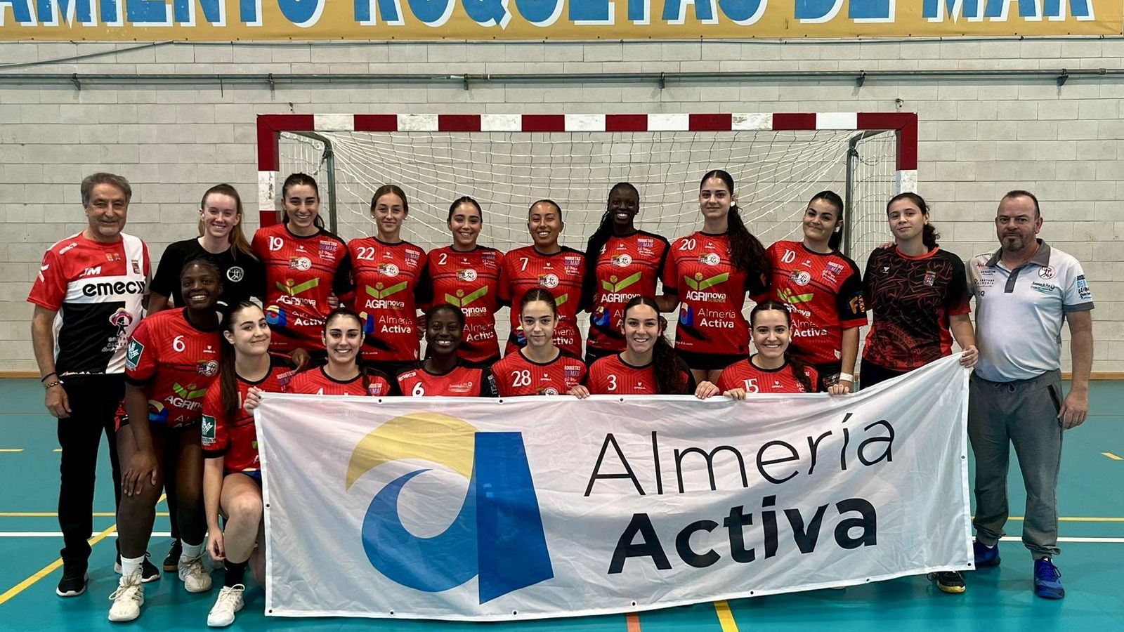 Las jugadoras del conjunto roquetero y su cuerpo técnico posan en una de las porterías antes del comienzo del partido.