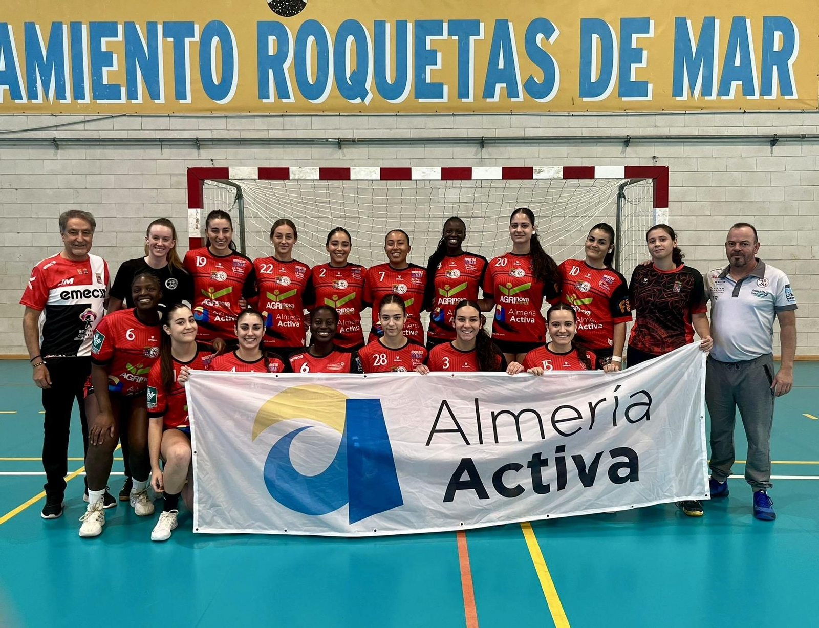 Las jugadoras del conjunto roquetero y su cuerpo técnico posan en una de las porterías antes del comienzo del partido.
