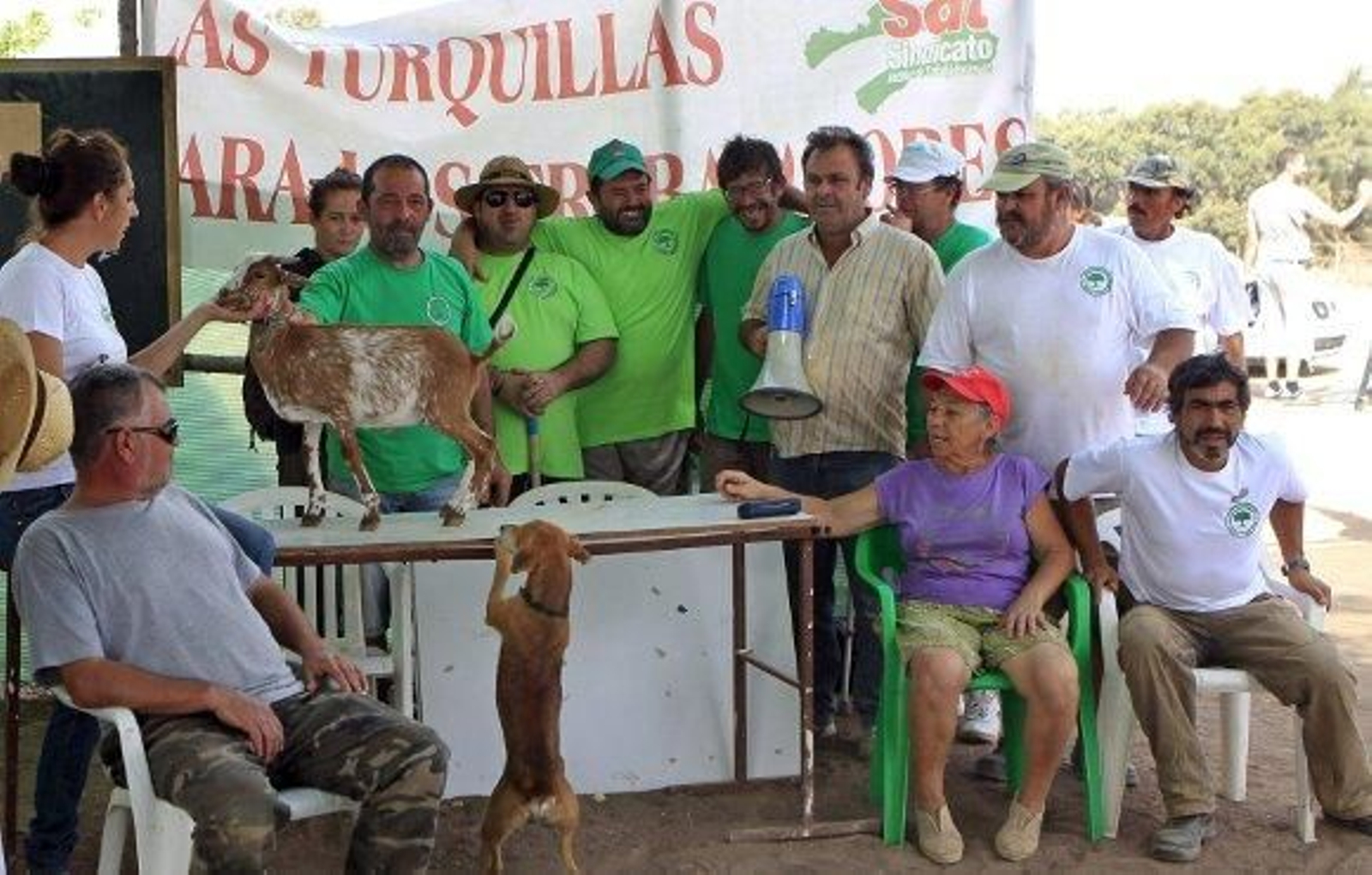 Cientos de jornaleros se oponen al desalojo de la finca militar Las Turquillas