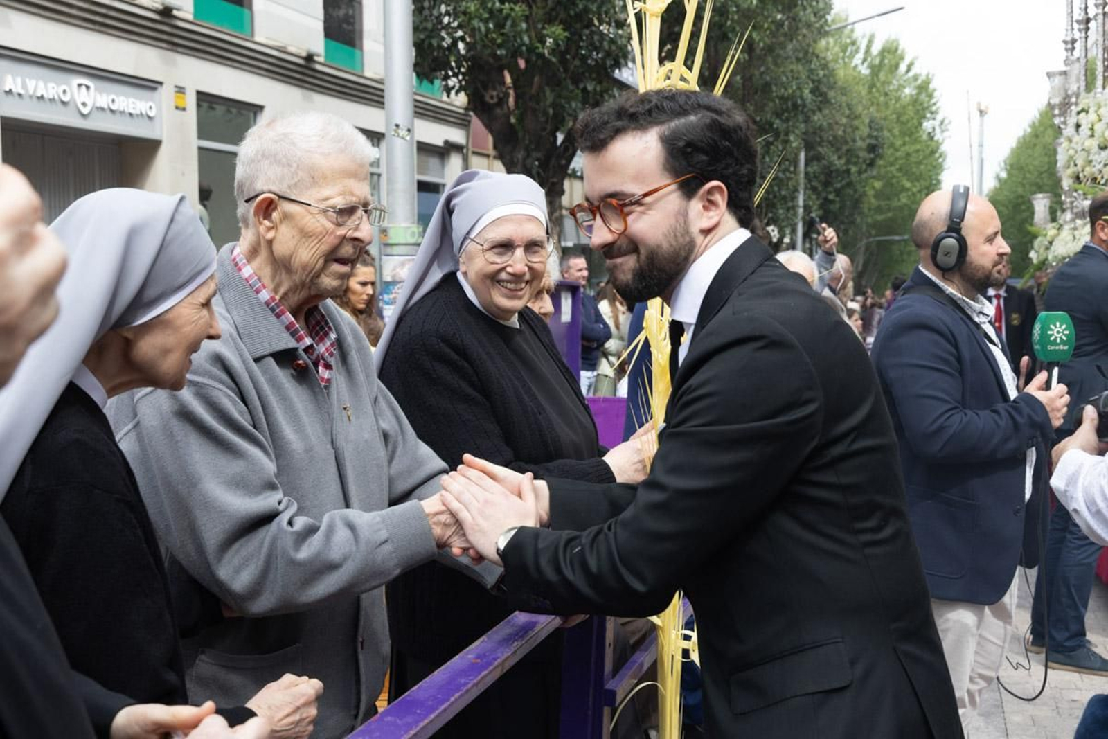 Los jiennenses se echan a la calle para presenciar la primera de las procesiones de la jornada: la Borriquilla (II)