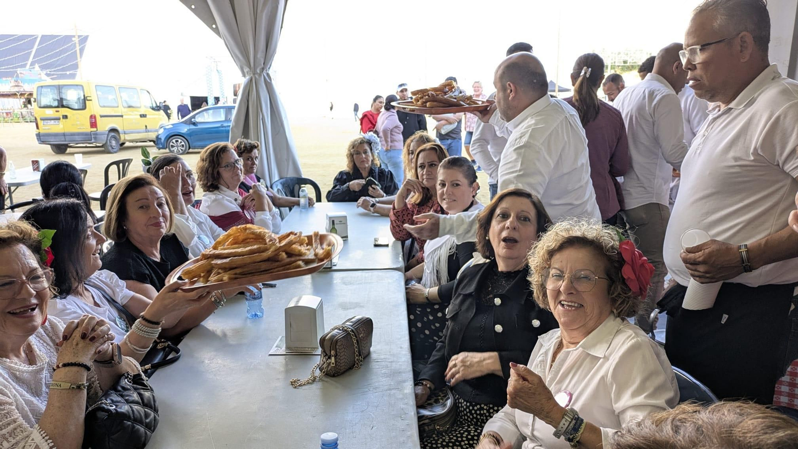 Churros con chocolate para todos los mayores del municipio.jpg