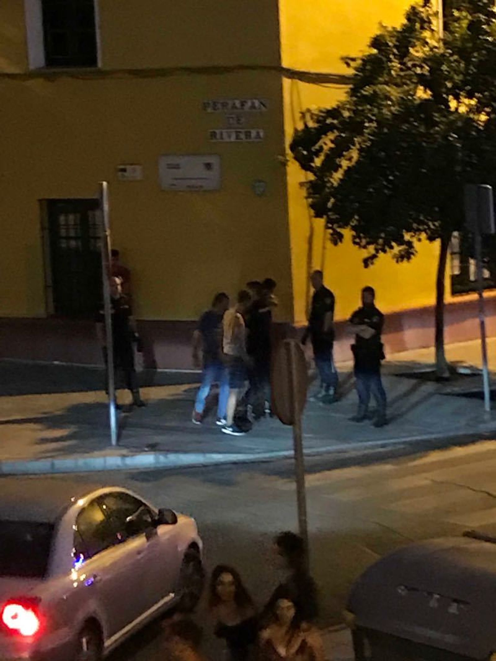 Agentes de Policía nacional en el entorno del albergue municipal en La Macarena.