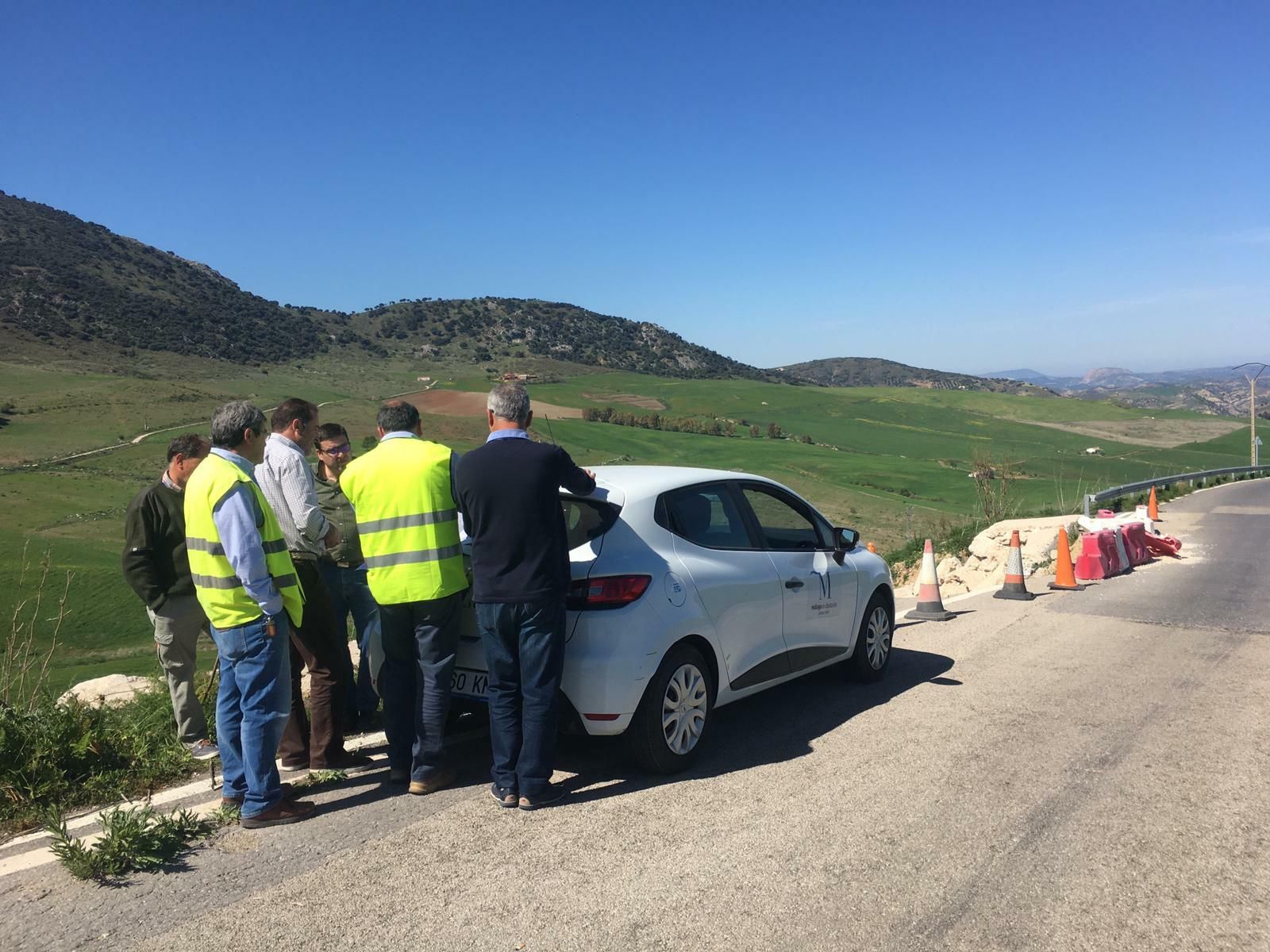 Carretera de Los Villalones que se encuentra dañada.