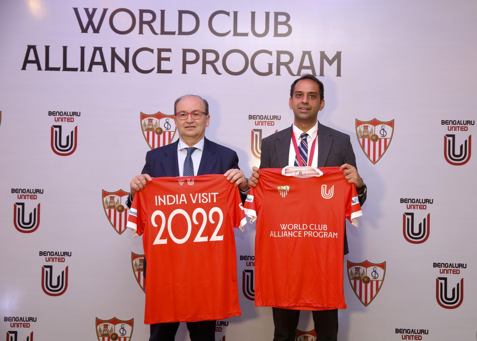 José Castro y Gaurav Manchanda, propietario del FC Bengaluru United, en la comparecencia en la India.