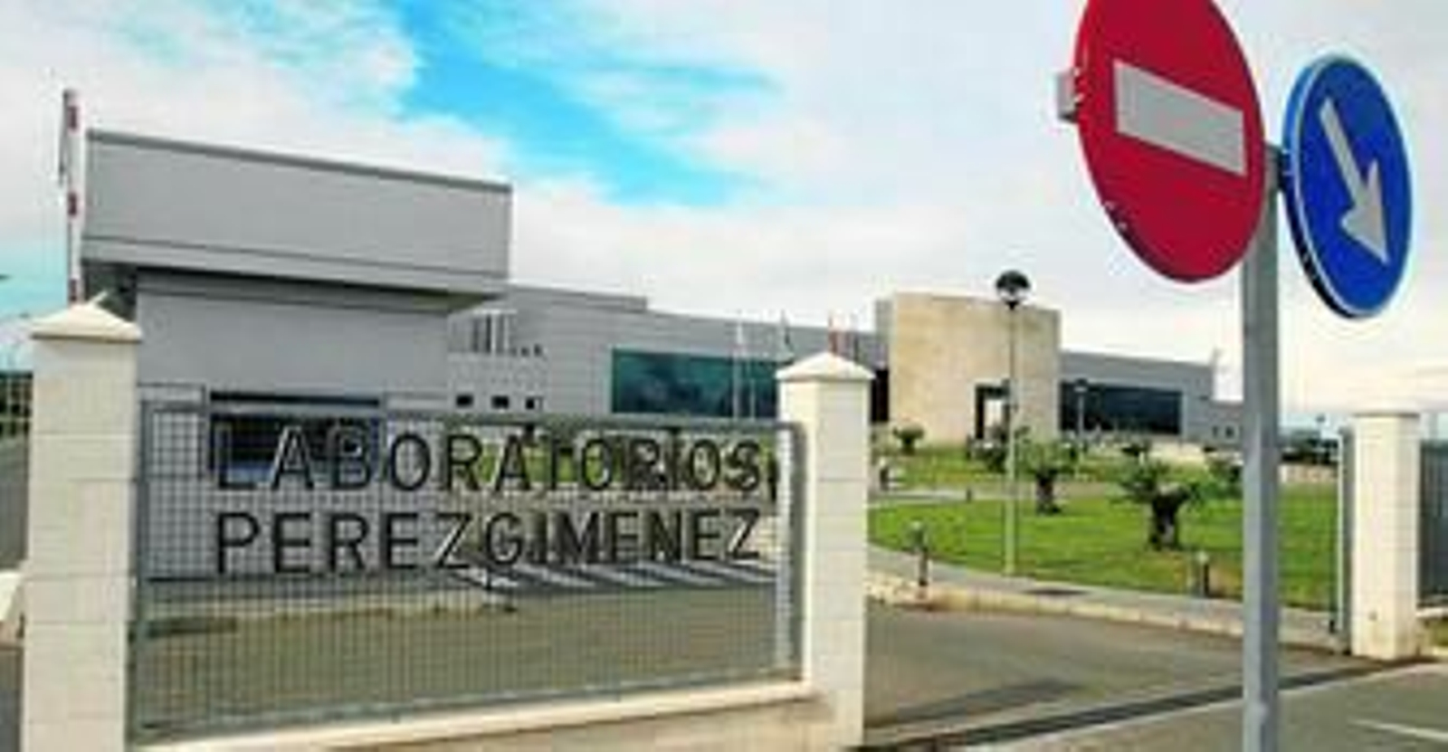 Entrada a los Laboratorios Pérez Giménez, en Almodóvar del Río.