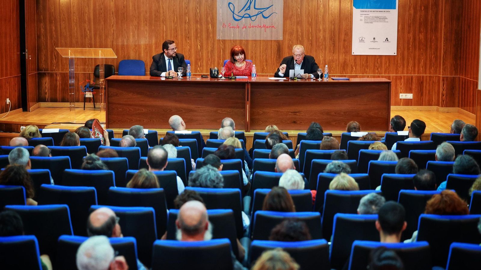 Un momento de la conferencia del poeta valenciano Jaime Siles.