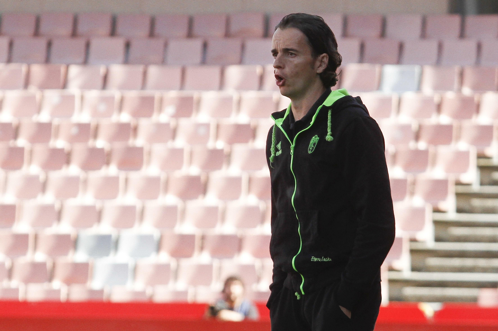 David Tenorio da indicaciones durante el encuentro.