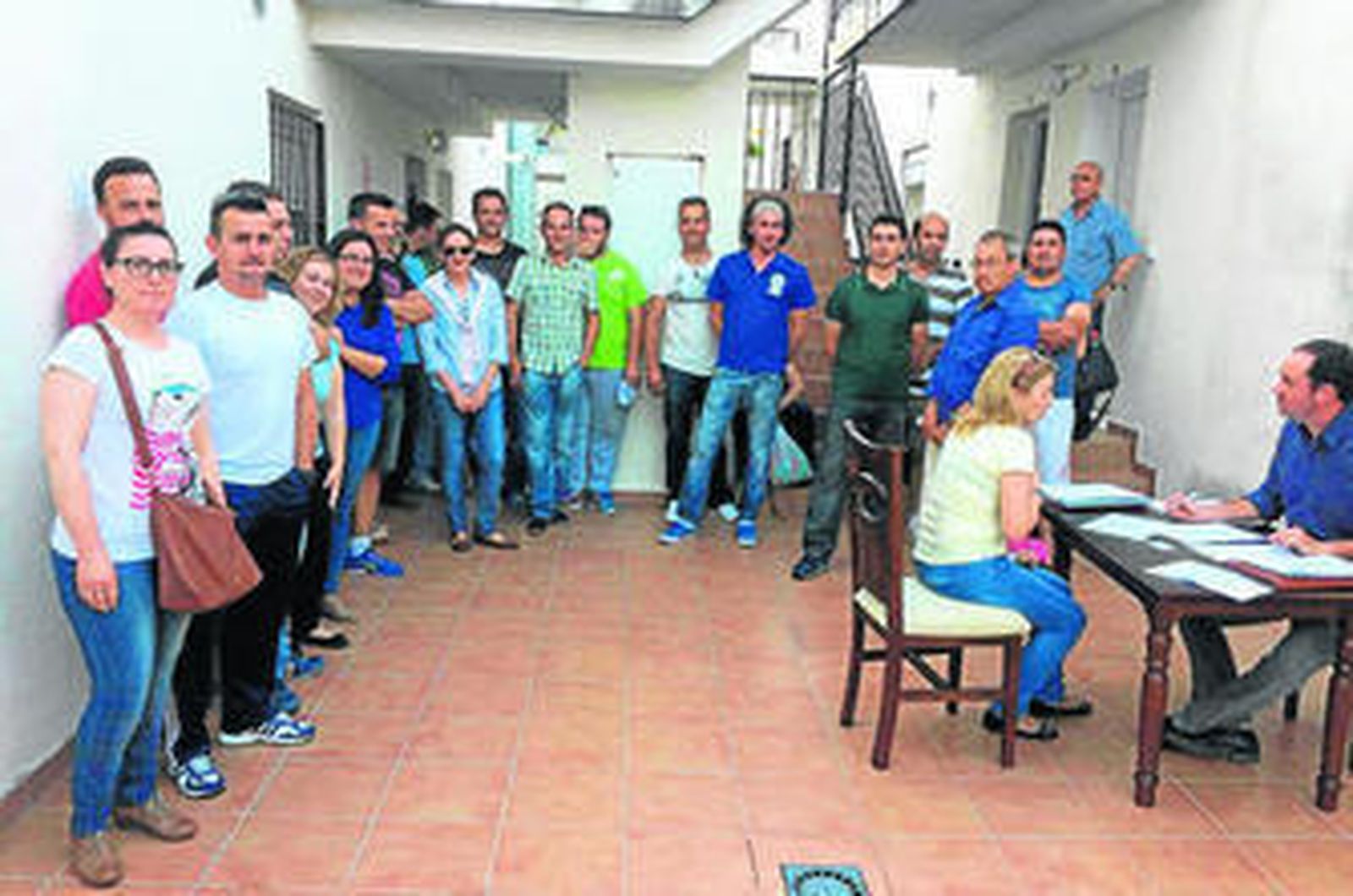 Un grupo de afectados de las viviendas de las calles Cuevas y Huelva, en Bornos.