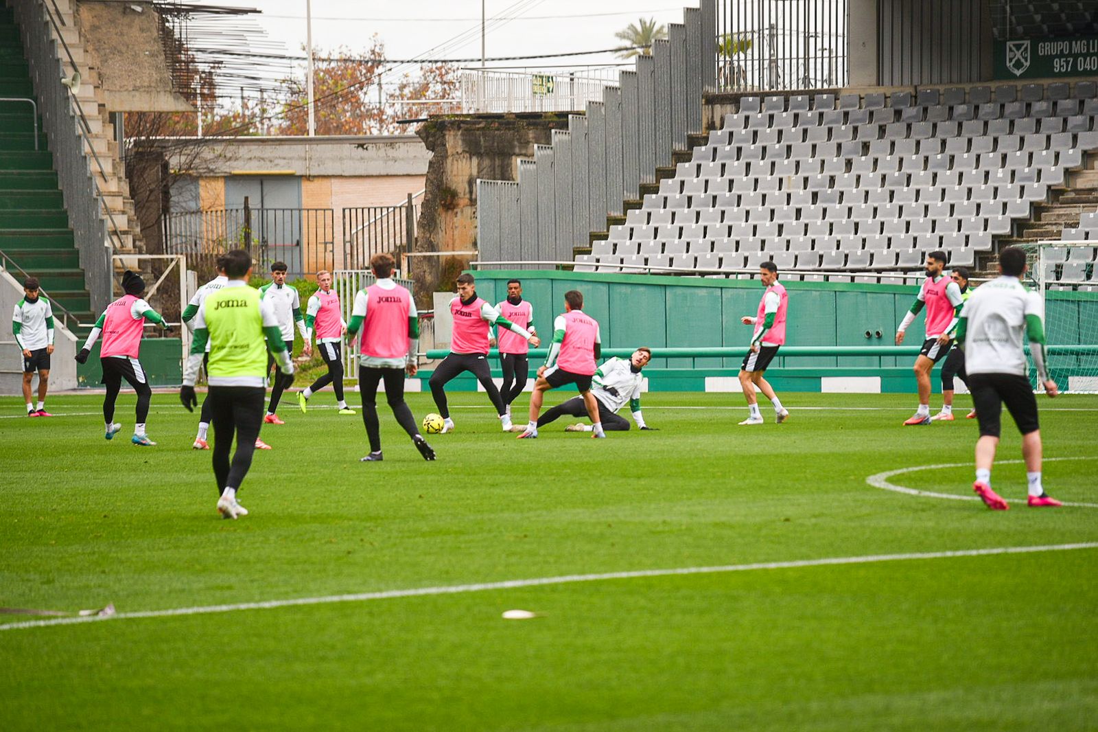 El Córdoba CF se deja querer por su afición en el Día de Año Nuevo: las fotos del entrenamiento de puertas abiertas