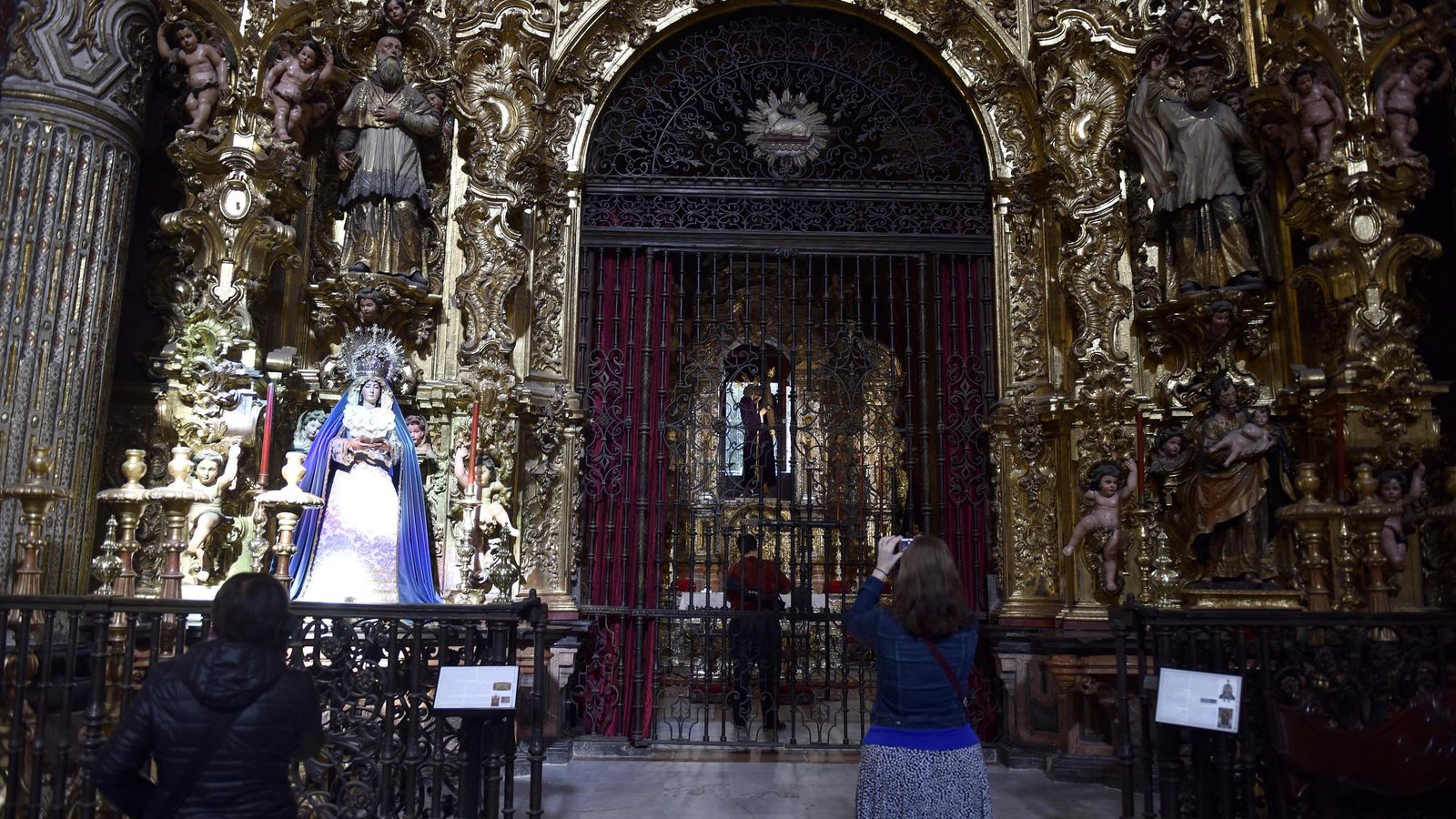Turistas en la iglesia del Salvador.