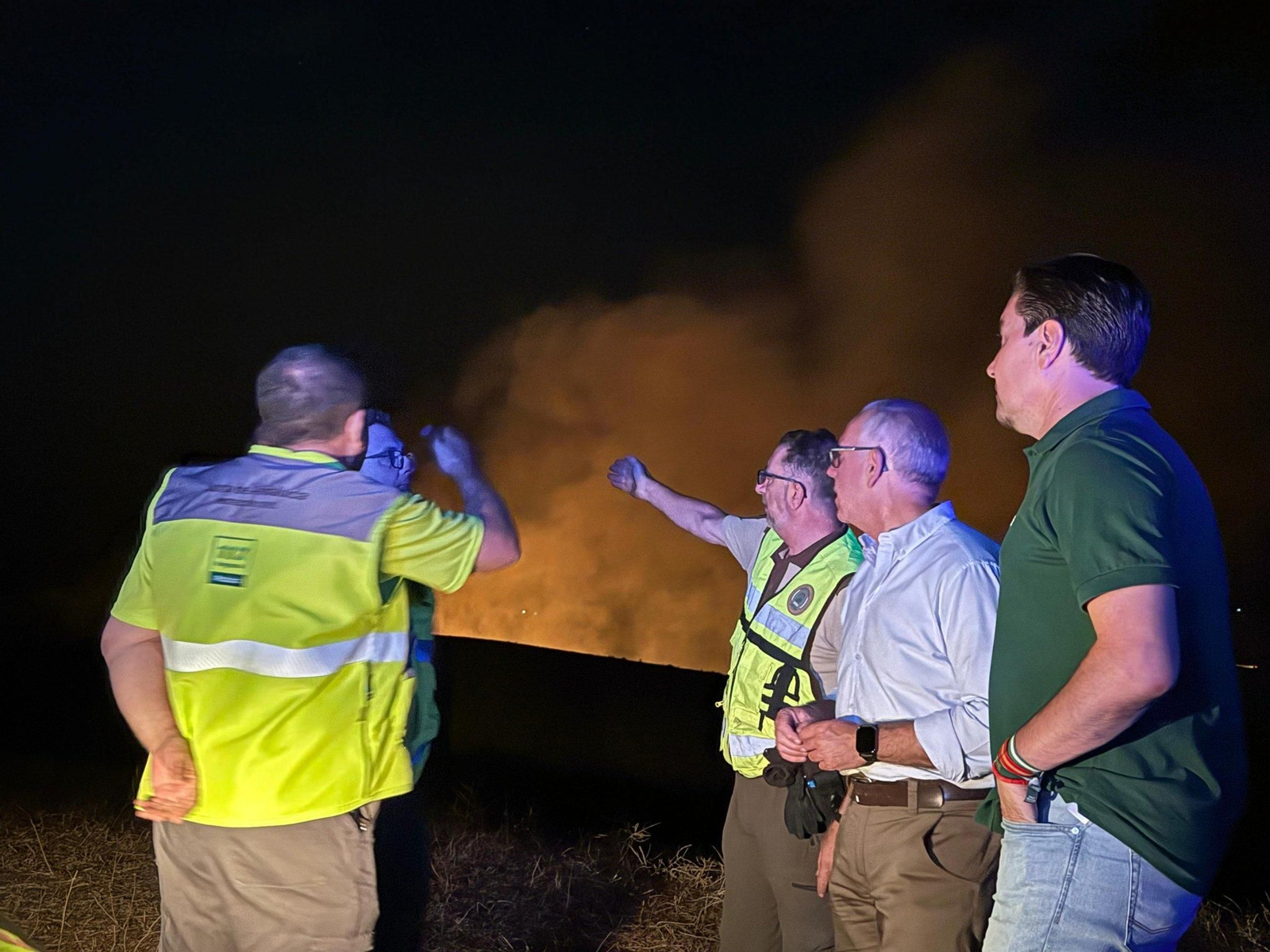 El delegado del Gobierno, Jesús Estrella y el alcalde de La Carolina, Cristóbal Pérez siguiendo los avances del incendio. El delegado del Gobierno, Jesús Estrella y el alcalde de La Carolina, Cristóbal Pérez siguiendo los avances del incendio.