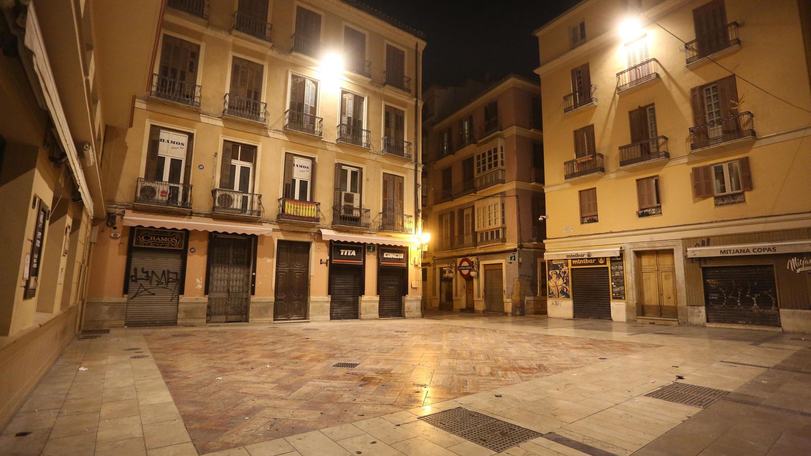 La plaza Mitjana deshabitada.