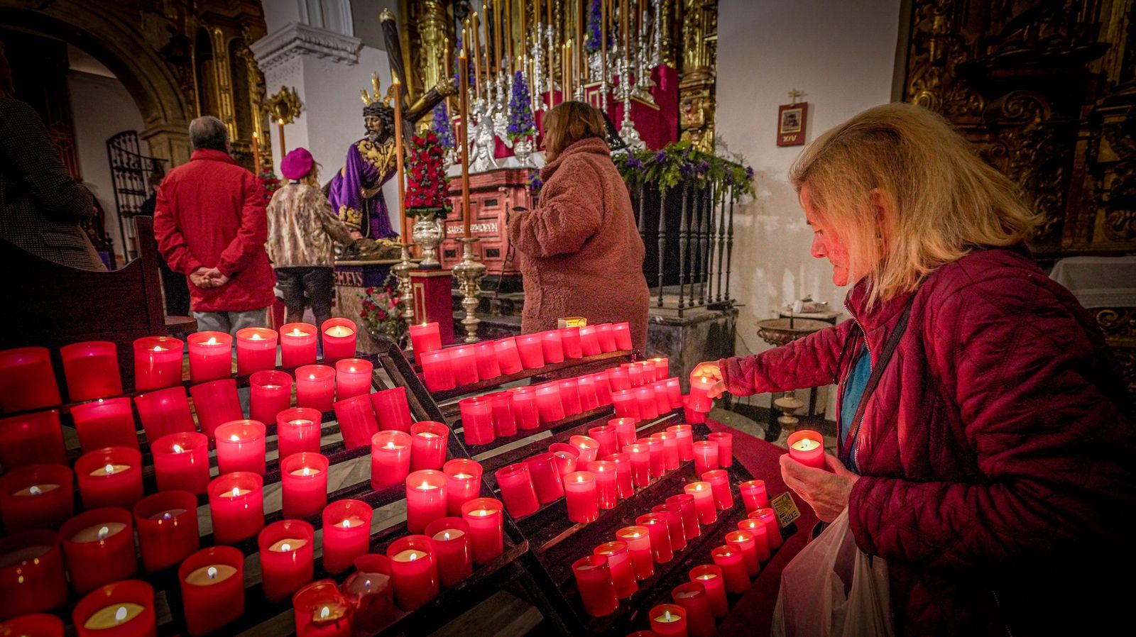 Imágenes del primer viernes de marzo de tradicionales besapiés y besamanos