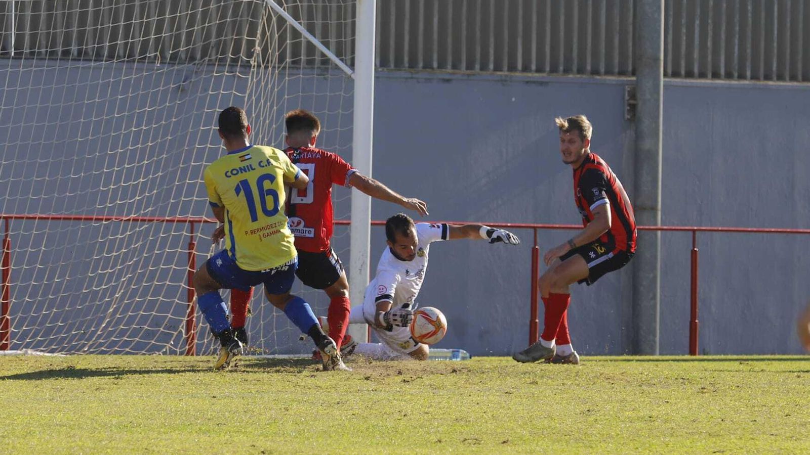 Un lance del encuentro disputado entre Cartaya y Conil.