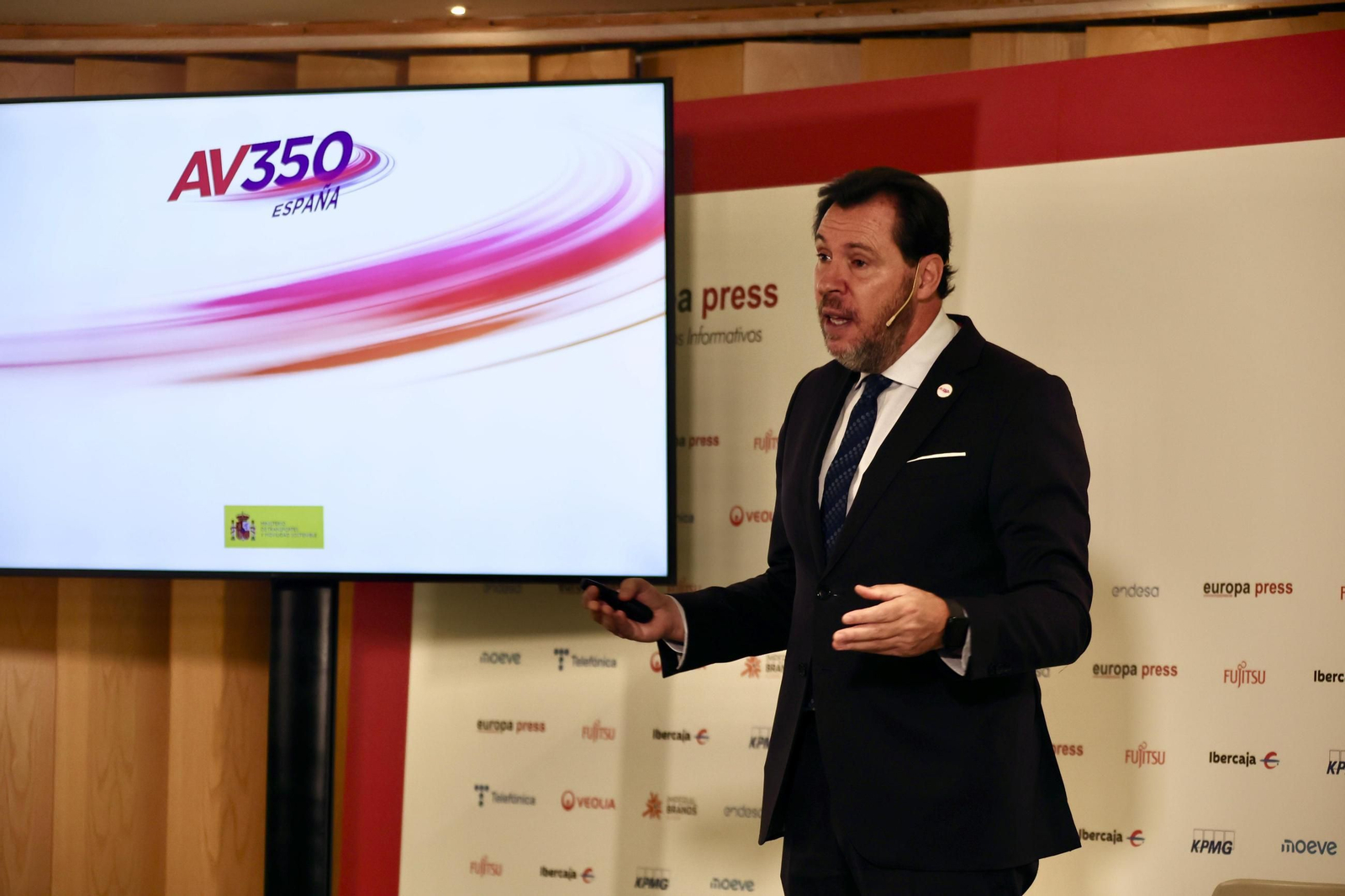 El ministro Óscar Puente en la presentación de las actuaciones para que el AVE Madrid-Barcelona circule a 350 km/h