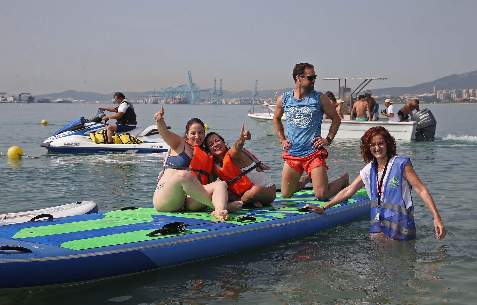 Fotos de la primera jornada de la XI Semana Mágica de la Asociación de amigos unidos Por una Sonrisa en la playa de Palmones