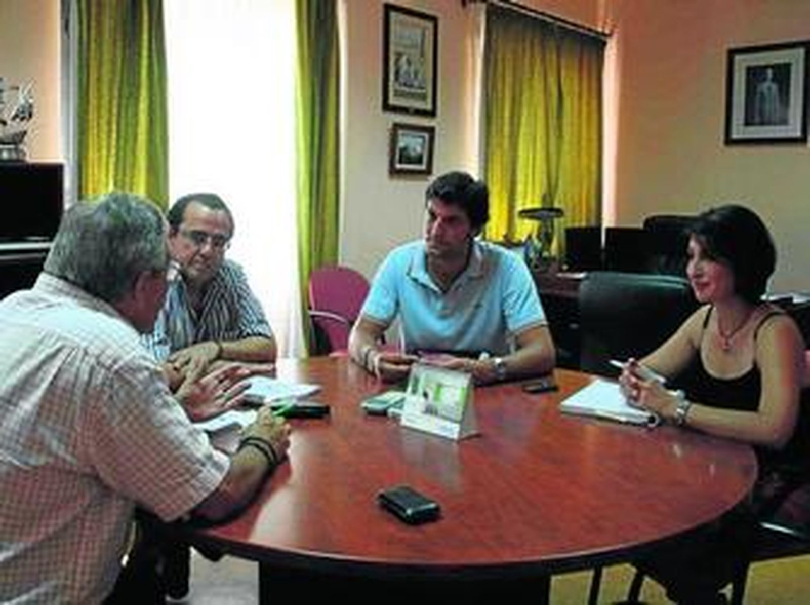 Un instante de la reunión de UGT con el alcalde de Jimena, Guillermo Ruiz.