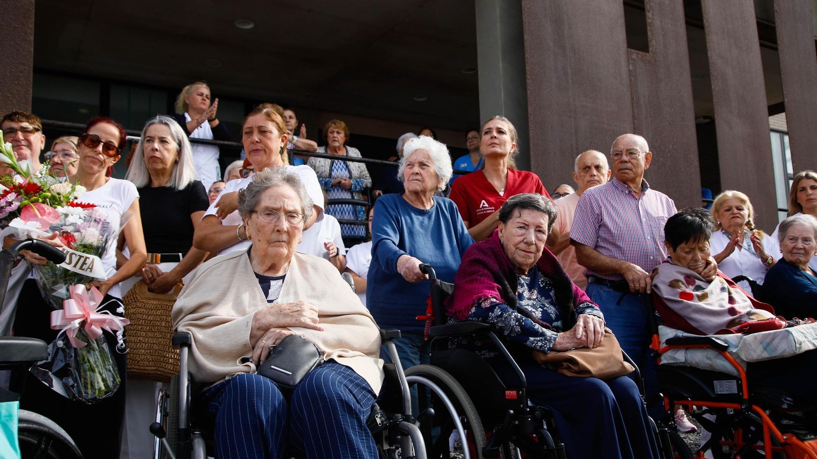 Residentes y trabajadores se han sumado al minuto de silencio.