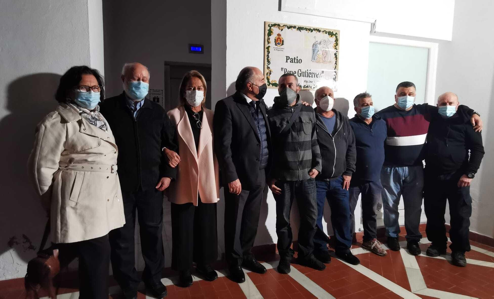 Responsables municipales y trabajadores, en el patio del edificio La Escuela.