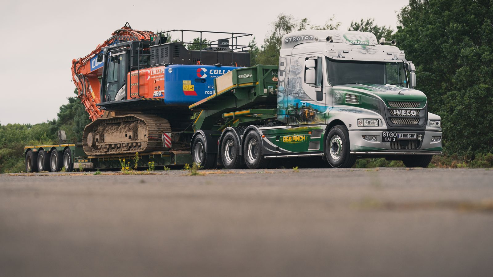 Entre los vehículos que conformaban el tren de carretera del que tiró la eDaily, un XWay Strator con excavadora incluida en su góndola.