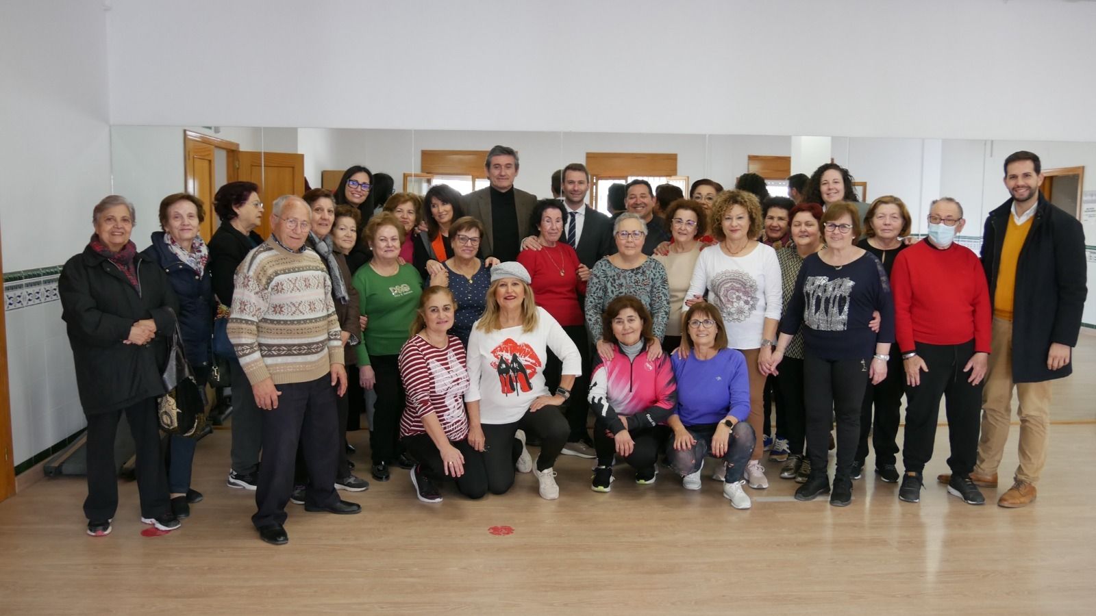 Foto de familia de la visita institucional al Centro de Participación Activa de Adra.