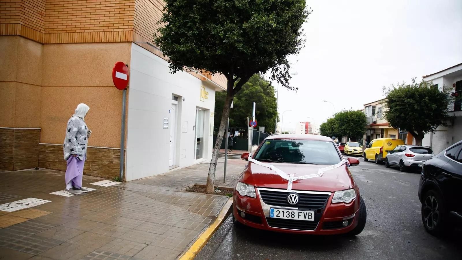 El coche del presunto homicida con un precinto de Policía Nacional / Marian León