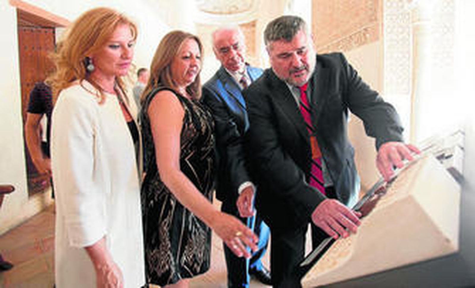 El consejero de Cultura acudió personalmente a realizar la visita técnica de los nuevos puntos táctiles.