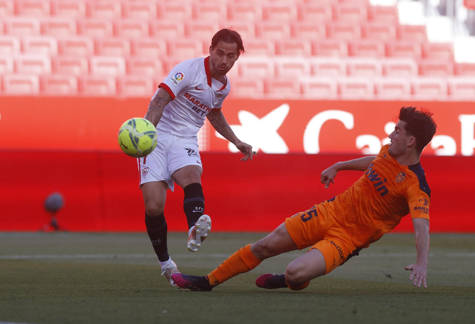 Suso dispara con clase para marcar, aunque partió en fuera de juego, ante el Valencia.