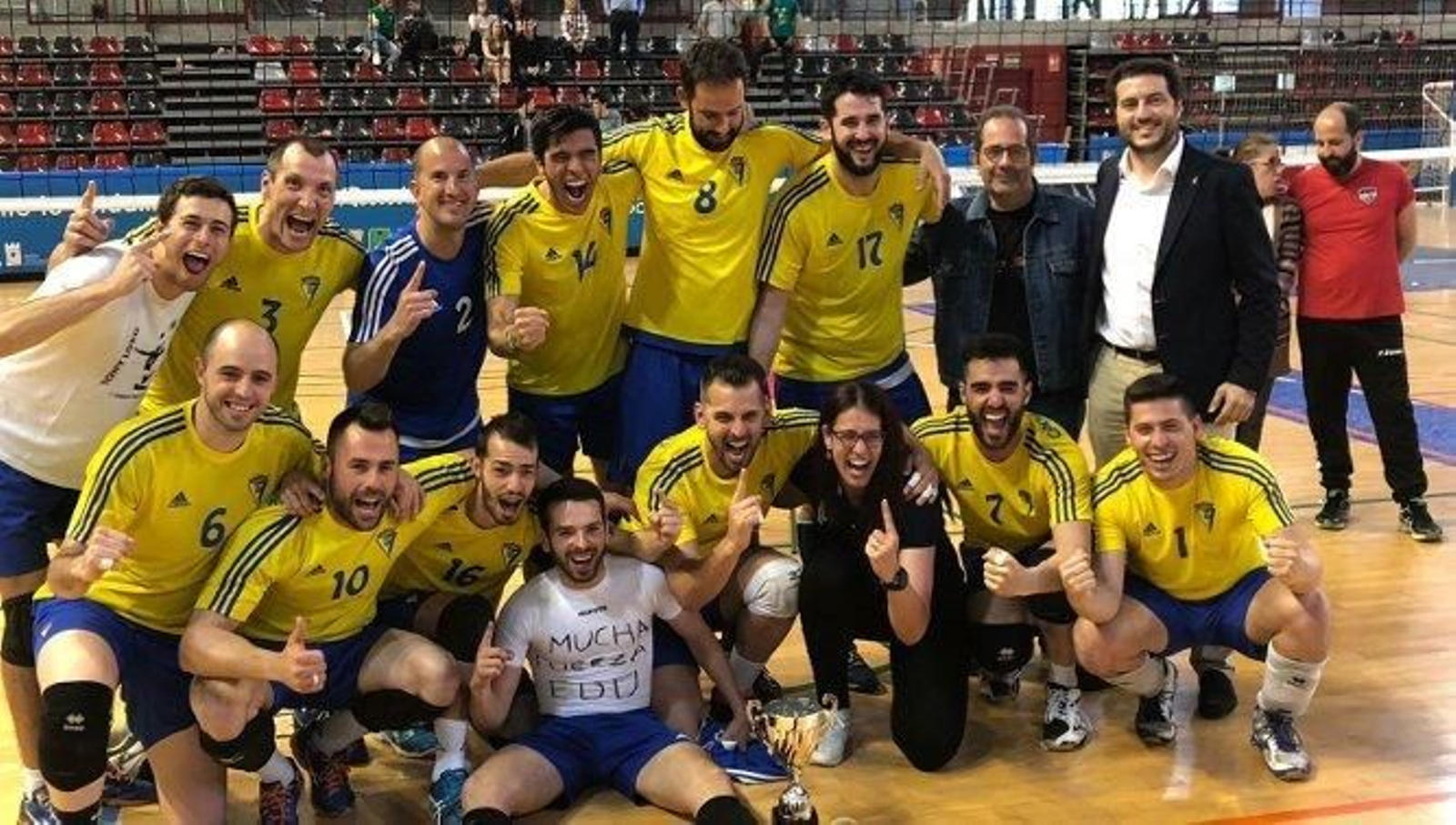 Integrantes del Cádiz CF 2012 posan felices el día que obtuvieron el ascenso de categoría.