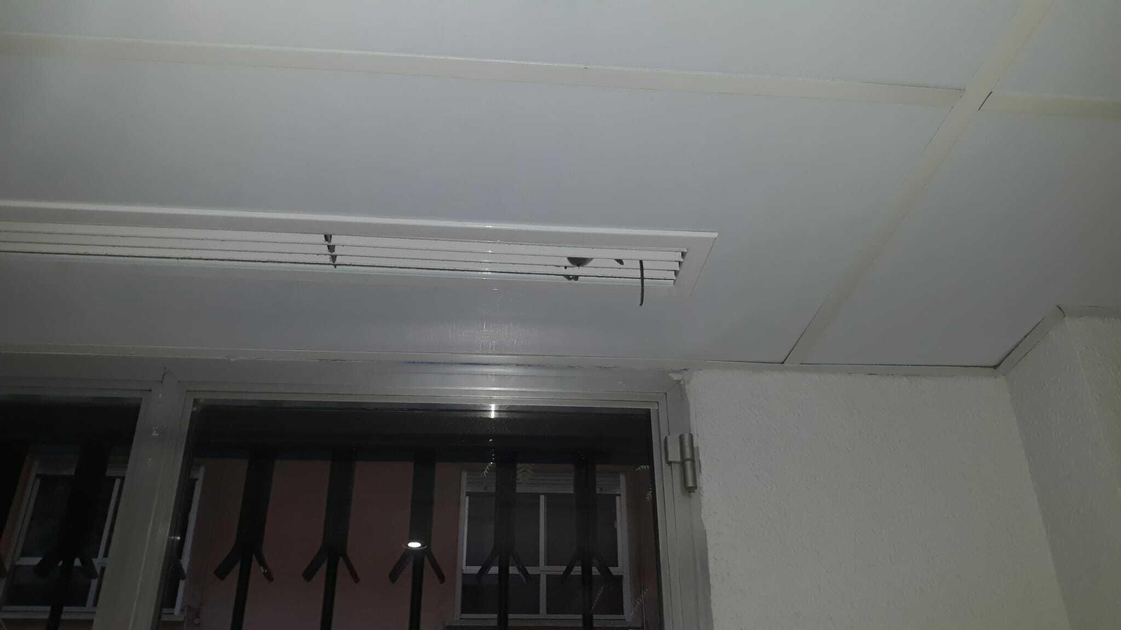 En la imagen puede apreciarse la cola de una rata entre las rejillas del aire acondicionado