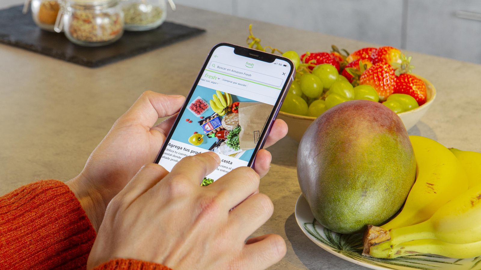 Un usuario hace la compra con Amazon Fresh a través del móvil.
