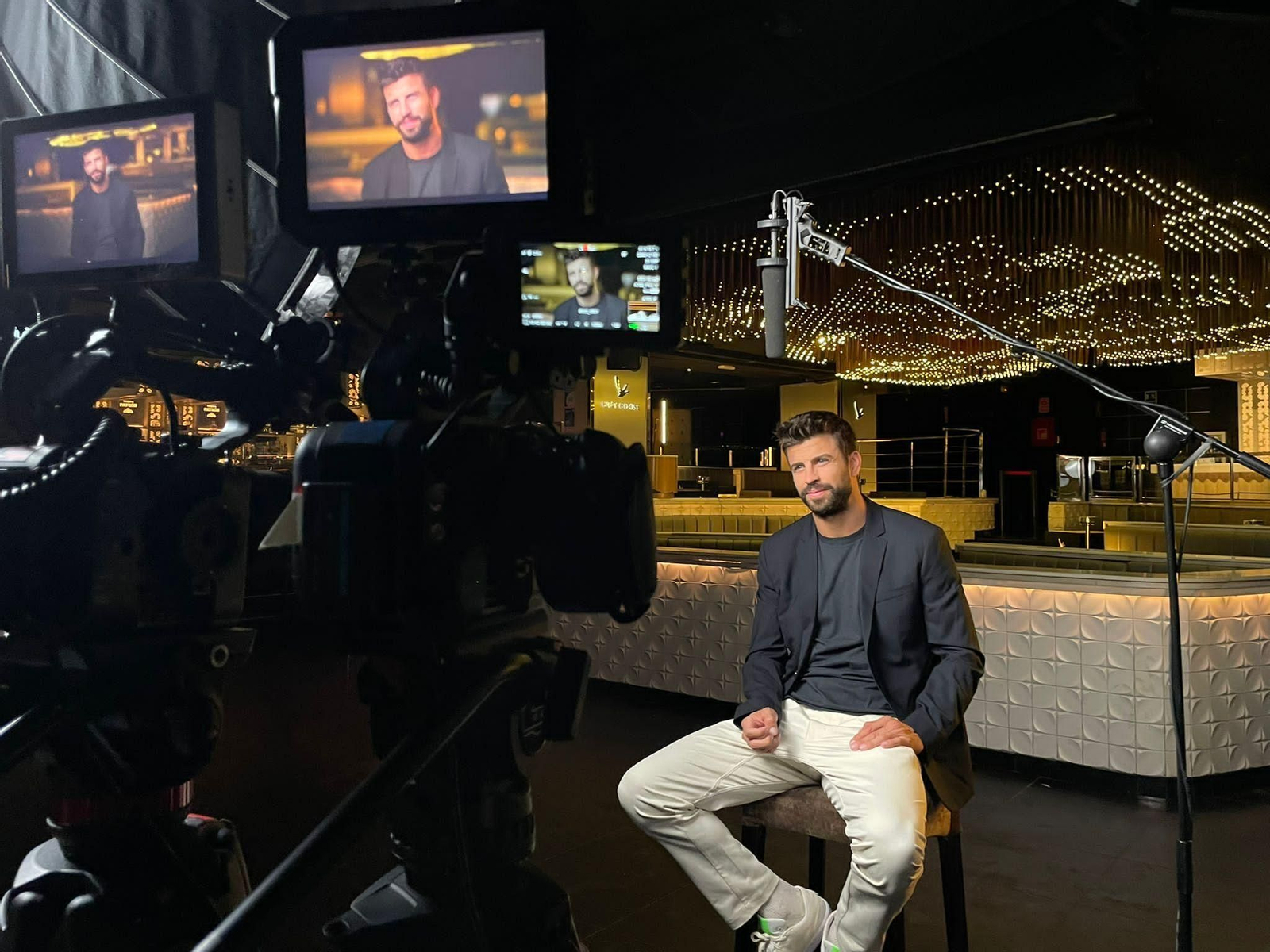 Fotografía cedida por TelevisaUnivisión, donde aparece el futbolista español Gerad Piqué durante la filmación del documental 'Absoluta'.