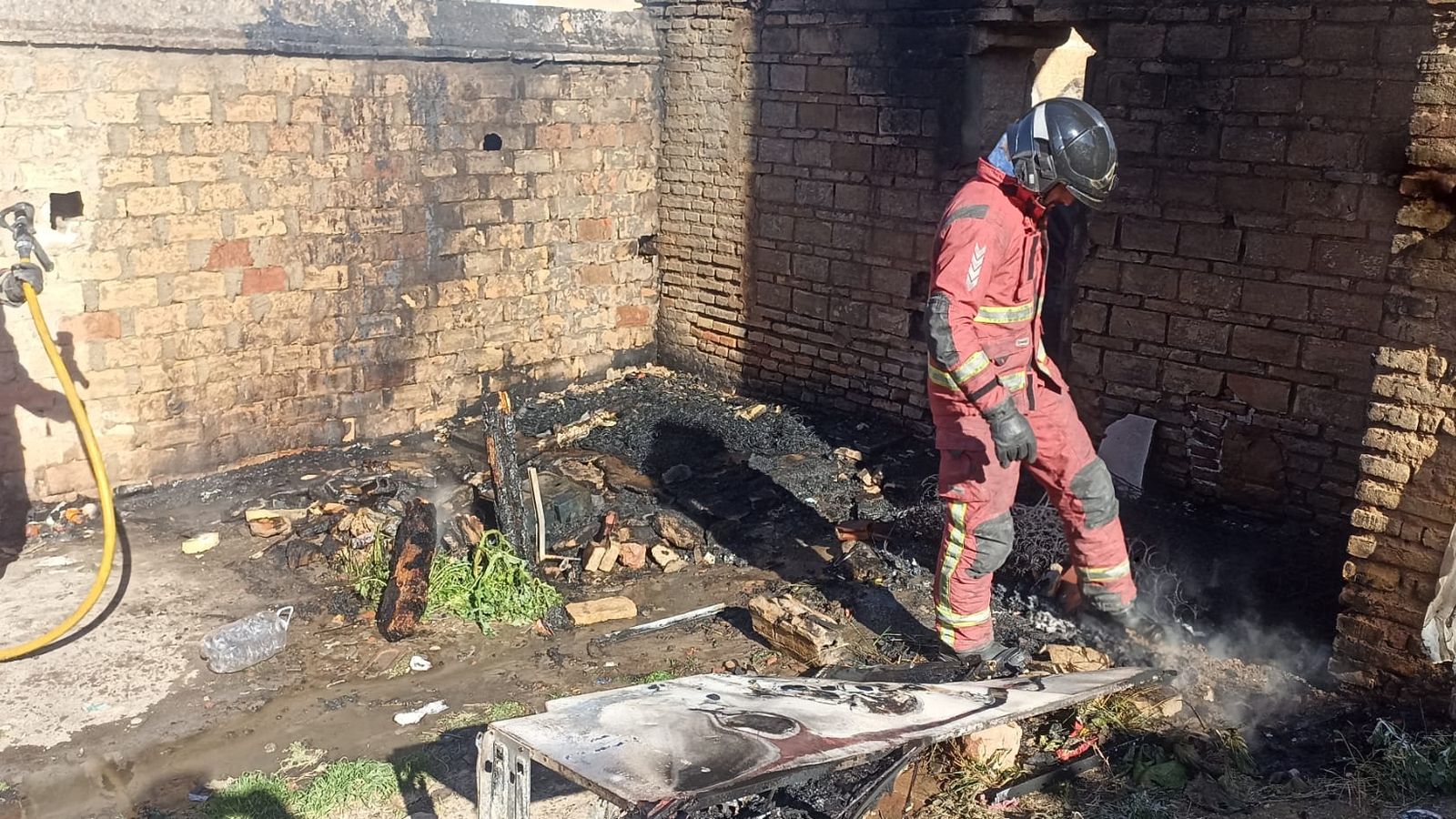 Bomberos del Consorcio Provincial en el lugar de un incendio.