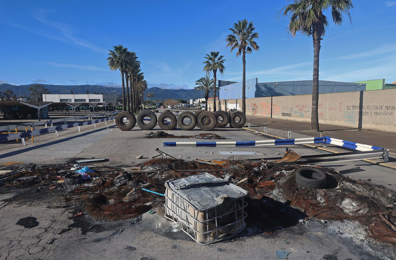 Imágenes del corte de la A7 por los trabajadores de Acerinox en huelga