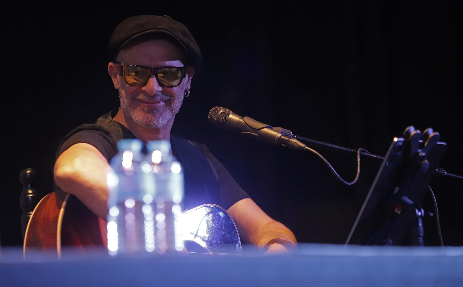 Fotos de la conferencia de Juan José Téllez  sobre los cincuenta años de la publicación del disco El Patio, del grupo Triana