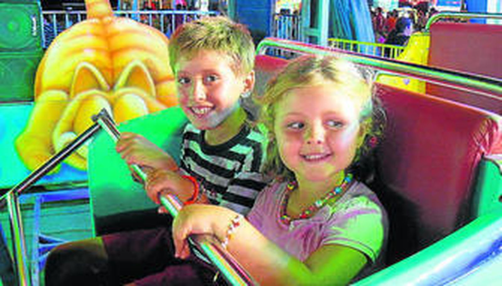 Andrea subió encantada con su hermano Daniel al gusano loco, que es de sus atracciones favoritas.