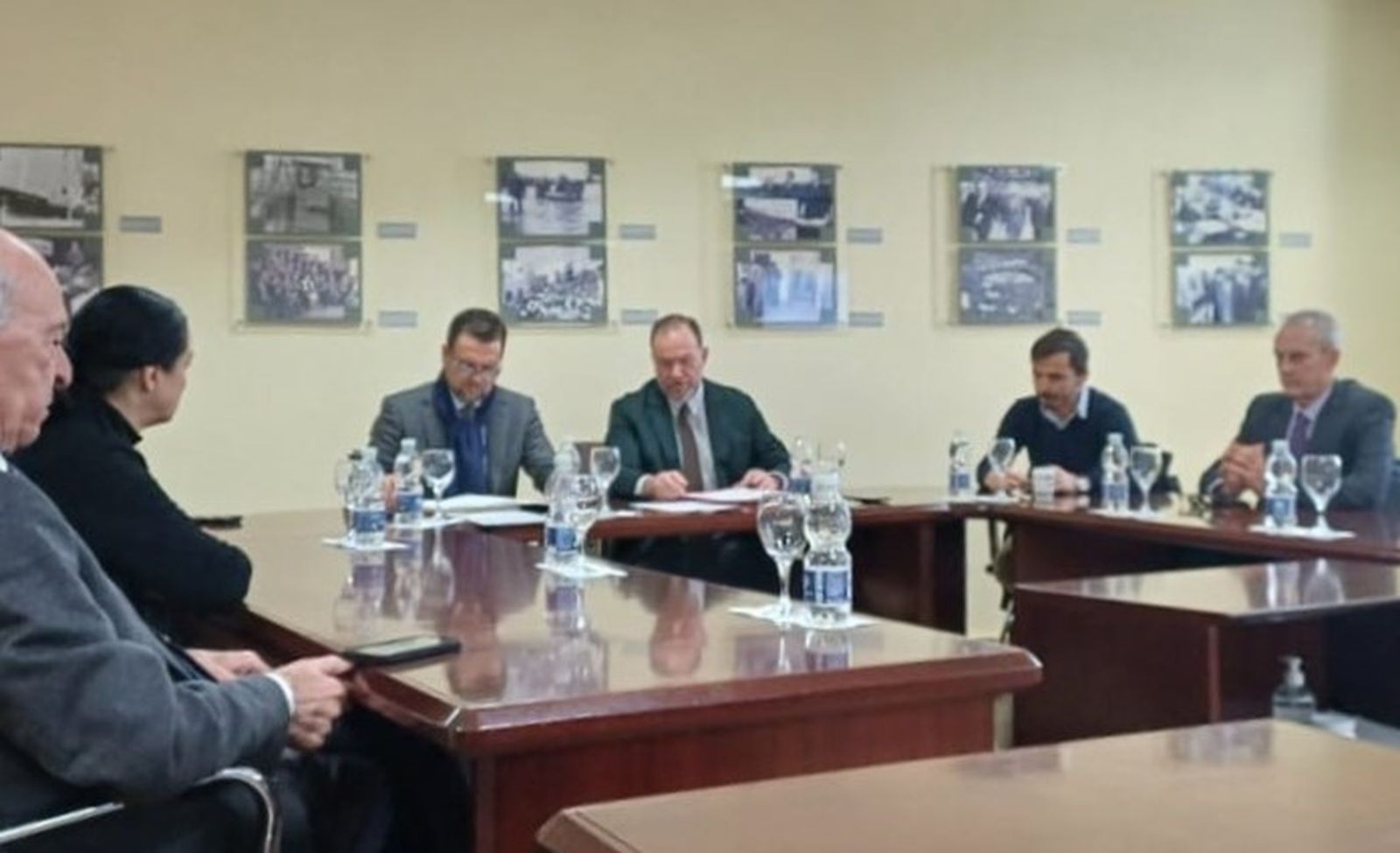 Minuto de sielncio en la reunión del Comité Ejecutivo de la Federación Onubense de Empresarios (FOE) este viernes.