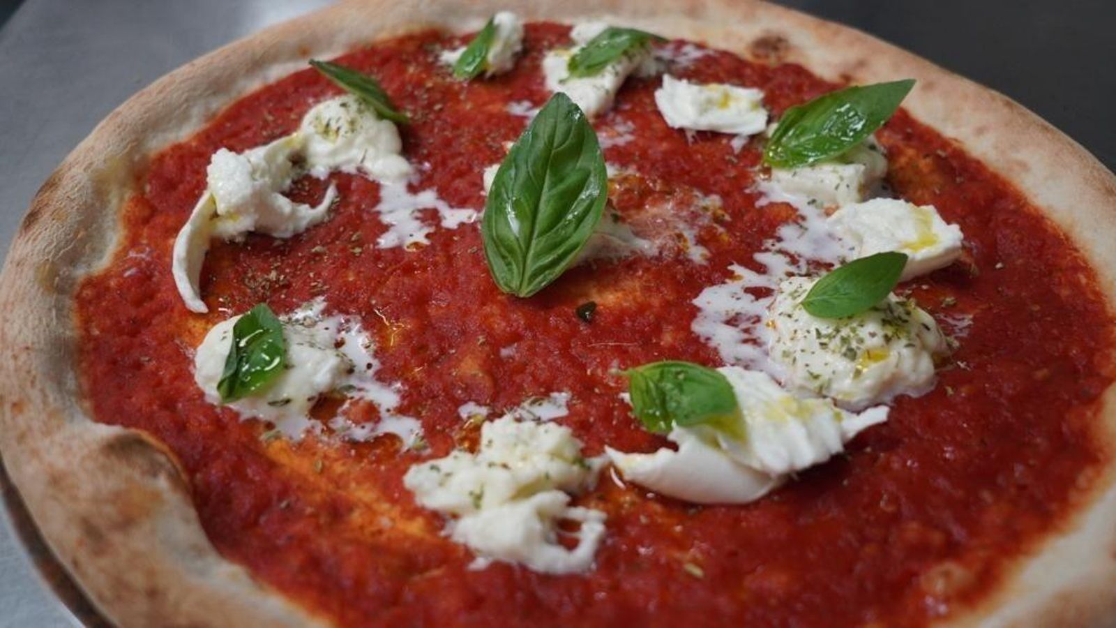 Cada pizza que sale del establecimiento está elaborada con una fabricación casera y que transporta a los comensales a las calles de Italia.