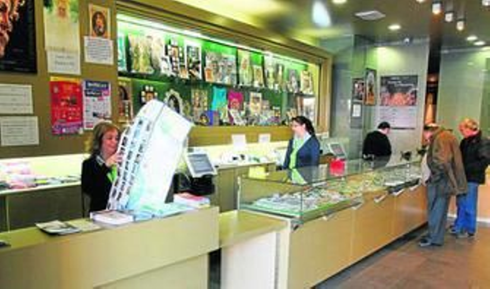 El punto de información instalado en la tienda de recuerdos de la basílica de la Macarena.