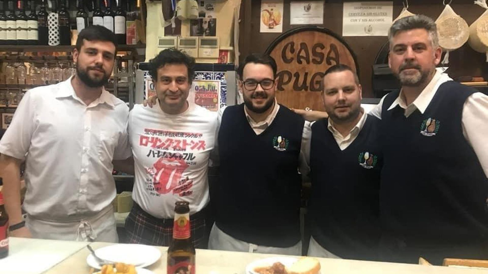 Pepe Rodríguez con los camareros del Casa Puga de la capital