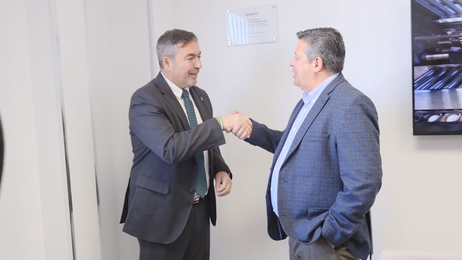 Marcos Fernández Puertas, fundador de Gráficas Aeroprint dándole la bienvenida a Gumersindo Fernández Casas, delegado de Economía, Hacienda, Fondos Europeos y de Industria, Energía y Minas en Granada.