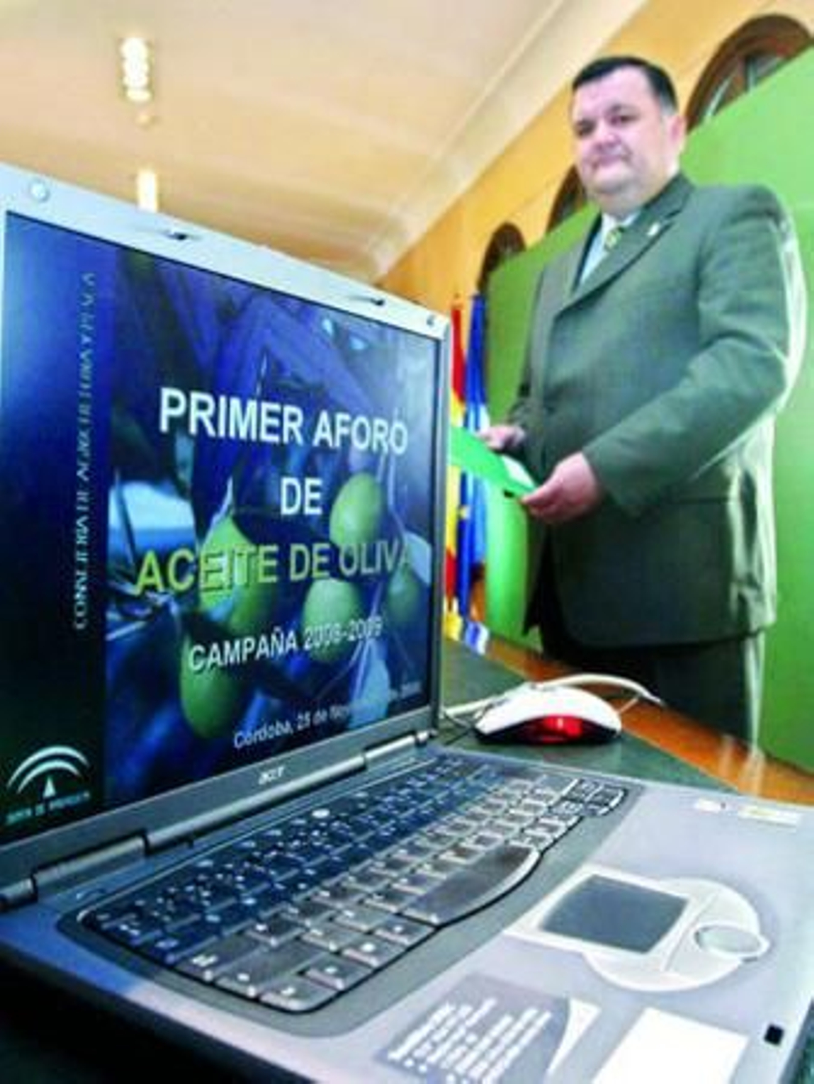El delegado provincial de Agricultura, Francisco Zurera, se prepara para facilitar los datos del aforo. El delegado provincial de Agricultura, Francisco Zurera, se prepara para facilitar los datos del aforo.