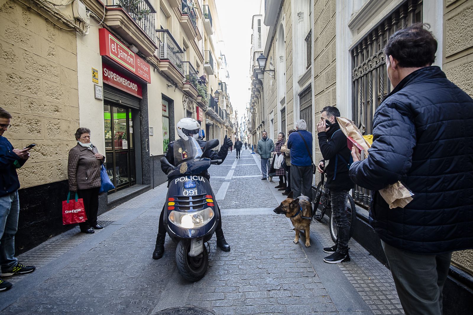 Imágenes del estado de alarma en Cádiz por el coronavirus durante la mañana de hoy.