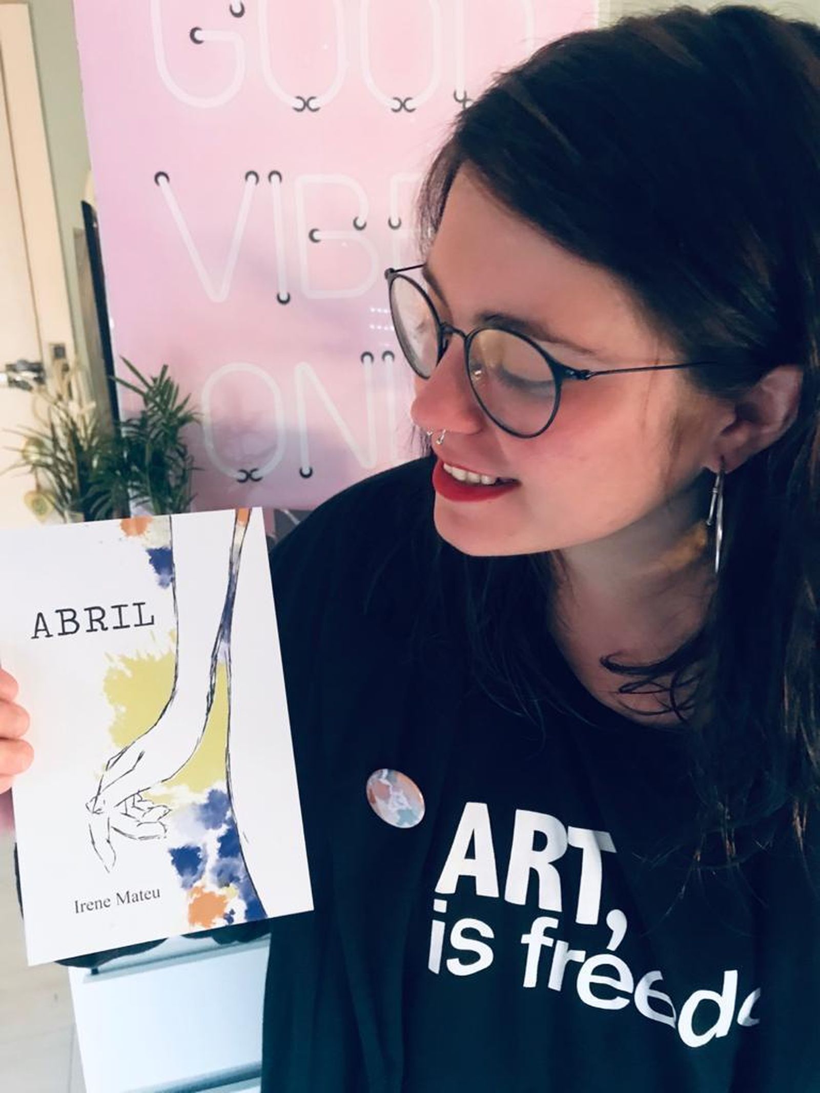 La escritora onubense, Irene Mateu, participa en el recital literario.