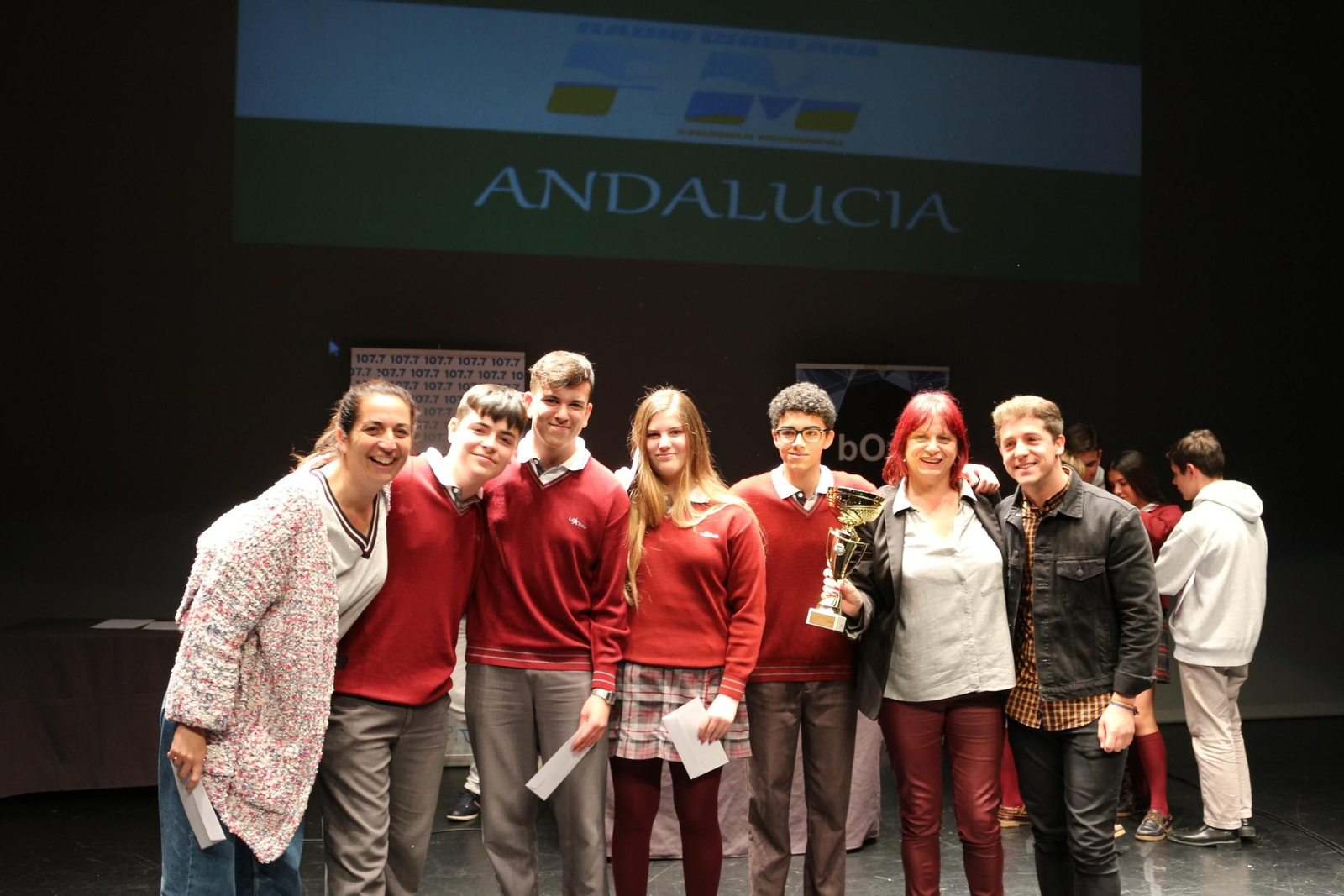 Los ganadores del concurso posan con el premio tras la celebración de la final en el Teatro Moderno. Los ganadores del concurso posan con el premio tras la celebración de la final en el Teatro Moderno.